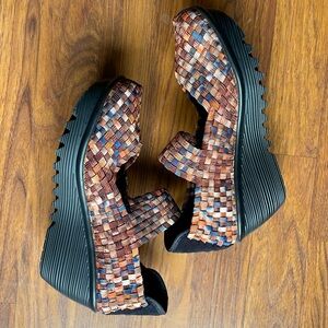 Bernie Mev Stretch Woven Brown toned Fabric Wedge Sandals in Size 37.